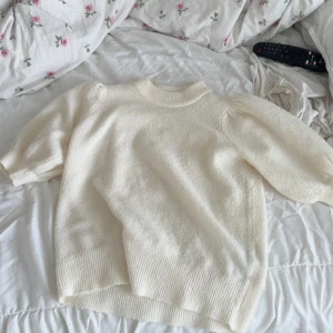 Vit stickad tröja från ONLY - säljer min stickad tröja ifrån only den är kortärmad jätte bra sick inga fläckar eller skador på den 