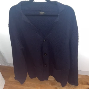 Massimo dutti cardigan - Säljer du en cardigan från Massimo dutti. Skick 10/10. Storleken passar L. Priset kan diskuteras vid snabb affär.