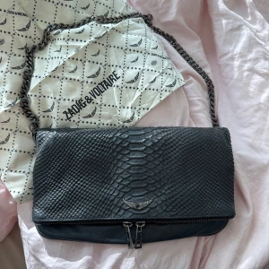 Svart axelväska Zadig & Voltaire skinn - Snygg svart axelväska från Zadig & Voltaire i präglat skinn med reptilmönster. Använd men fordrande fint skick. 