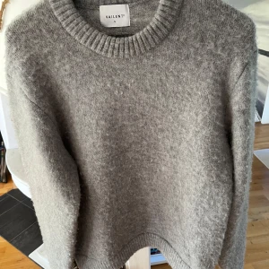 Grå stickad tröja från Vailent - Mysig grå stickad tröja från Vailent i storlek S. Tröjan har en rund halsringning med ribbad kant och långa ärmar. Perfekt för kyliga dagar och enkel att matcha med jeans.  Materialet känns mjukt och fluffigt mot huden.