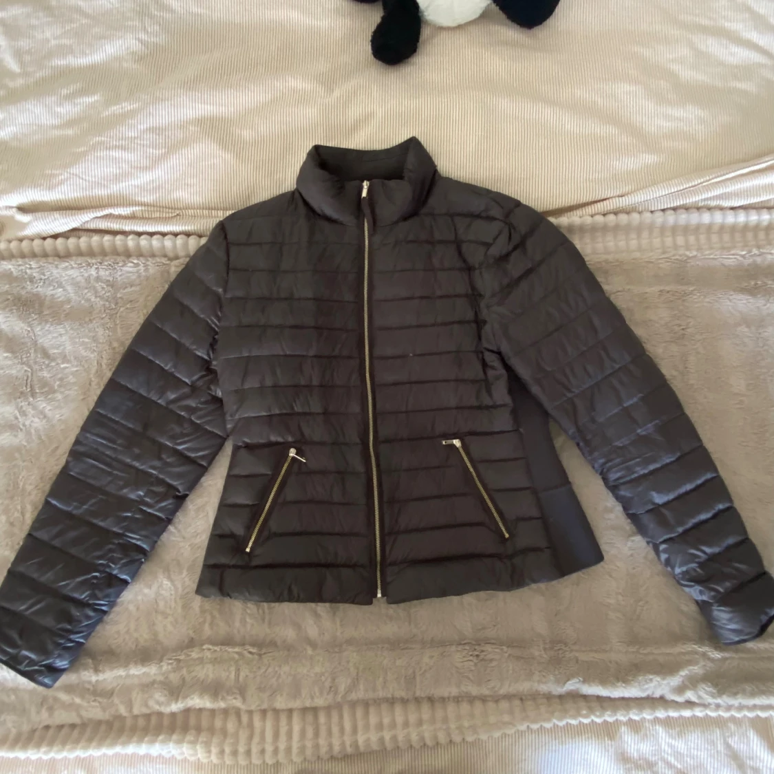 Svart quiltad pufferjacka från Zara