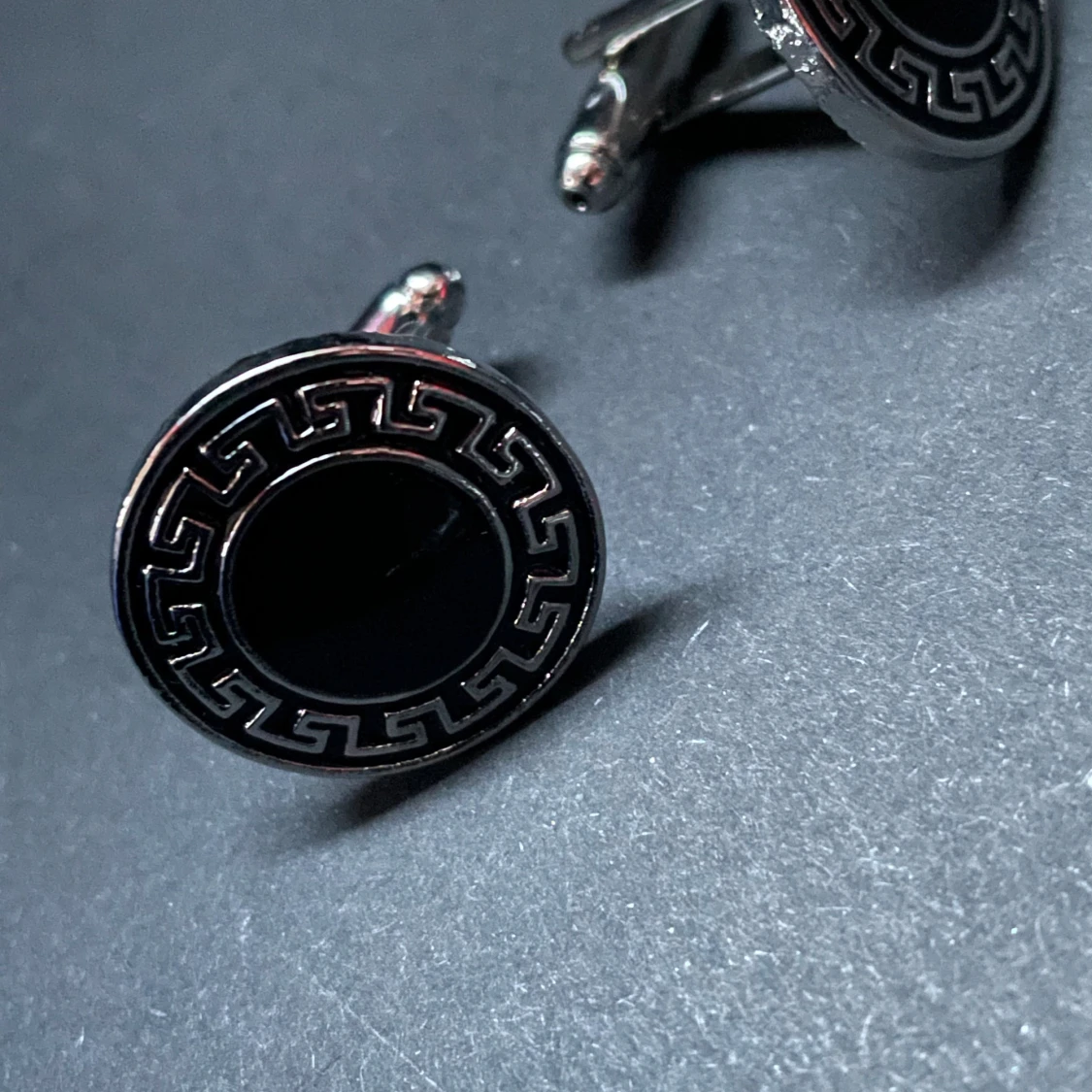 Prisförslag- 1 par Svarta och silver manschettknappar - 2