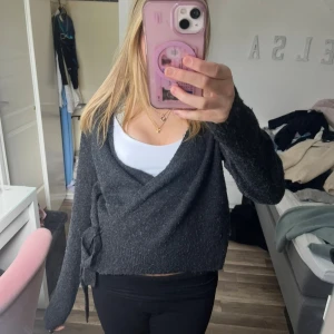 Mörkgrå stickad kofta med Knut  - Jätte fin tröja som inte används, vet ej vart den är köpt🖤