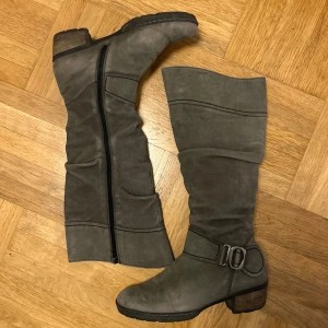 Gråa boots stövlar buckle höst  - Supersnygga gråa boots från Gabor, skulle säga mellan storlek 38-39. Bra men använt skick, har små slitningar men inget som syns tydligt. Perfekta för hösten! kostar runt 2000 nya. Äkta läder❤️