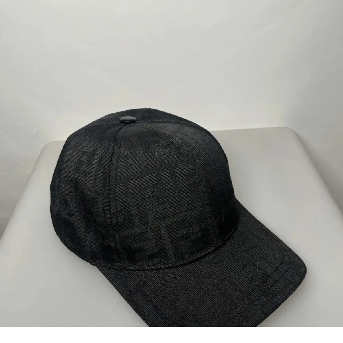 Svart Fendi keps med FF-mönster