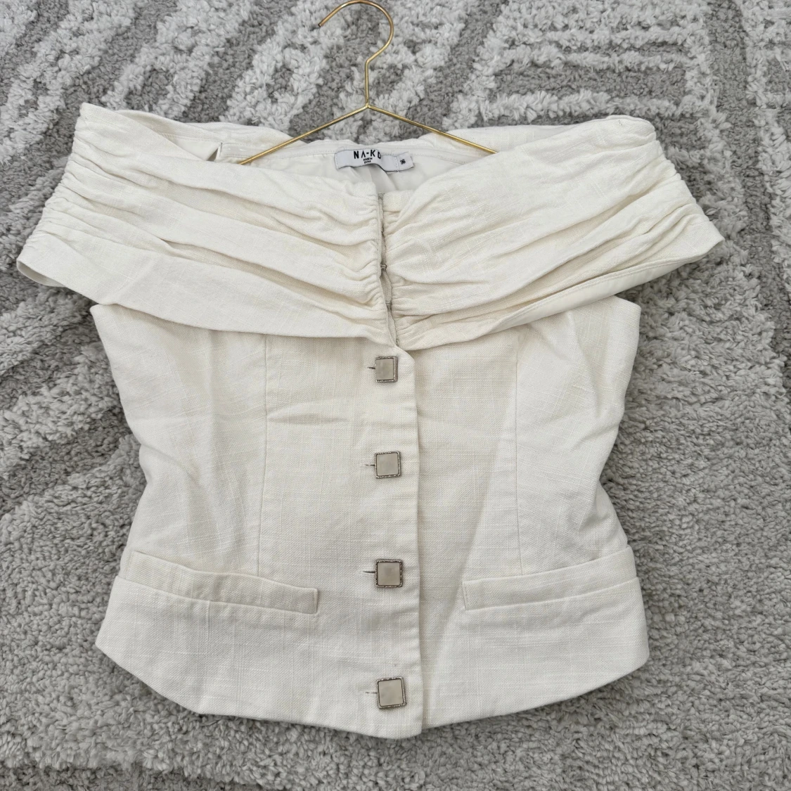 Vit korsettopp från NA-KD med knappar