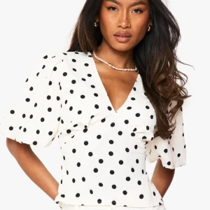 Prickig blus - Super fin prickig blus från boohoo. Storlek 38 men sitter mer som en liten 36. Endast testad. Säljer då den var för kort för min smak. 