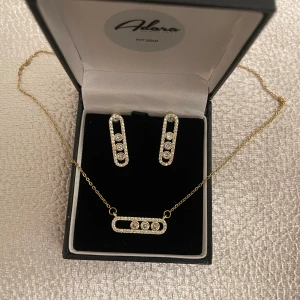 Smyckesset  - Örhängen och halsband i rostfrittstål, boxen ingår ej 🌸