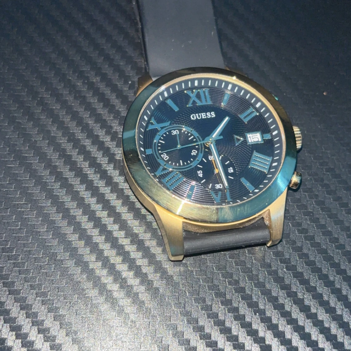 Svart och guld klocka från Guess - 2