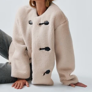 Höst/vinterjacka🤍 - Jättefin teddy jacka från gina med snygga detaljer! Använd en del men fortfarande så fint skick och inga synliga tecken på användning🩷🩷nypris 799