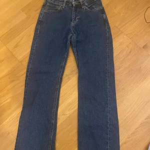 Jeans - Säljer ett par blåa jeans som är low straight. Pga de inte passar längre