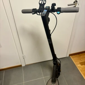 Ninebot elscooter  - Ninebot elscooter med digital display och mobilhållare. Skotern är använd men fungerar utmärkt. Snabb laddare medföljer. Kan gå ner i pris vid snabbäffär 