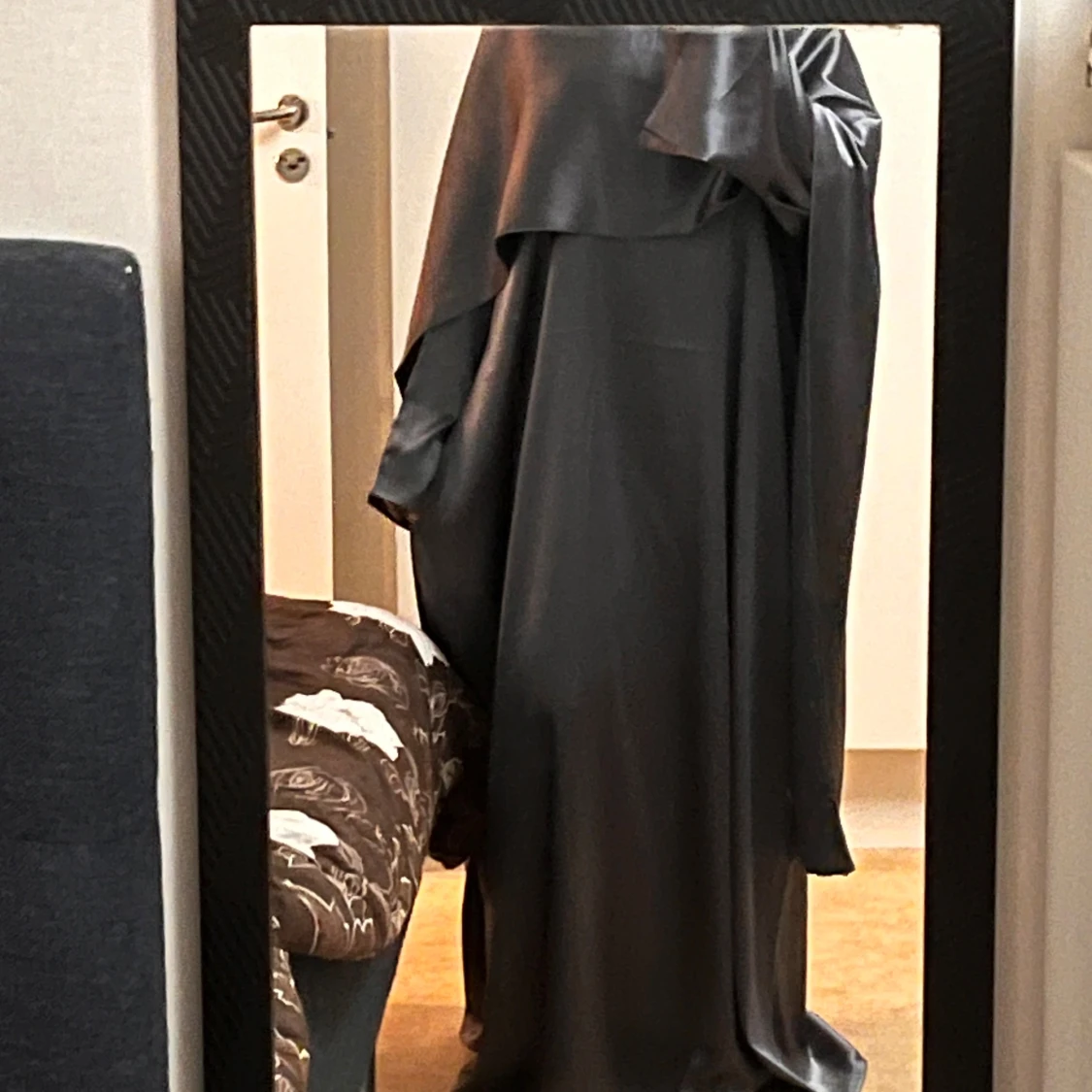 Grå/mörkblå färgad långklänning i satinlook