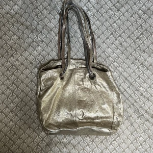 Guldig handväska - Snygg guldig handväska😊👍🏼 skriv privat vi mer funderingar