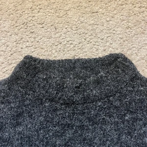 Mörkgrå stickad tröja - Mysig stickad tröja i gråmelerad färg. Säljer pga den inte används längre. Skriv vid frågor!