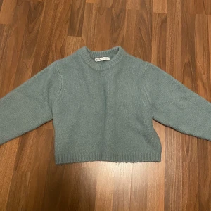 Ljusgrå stickad tröja från Zara - Mysig grå grön stickad tröja från Zara i storlek M. Använt fåtal gngr så den är i bra skick