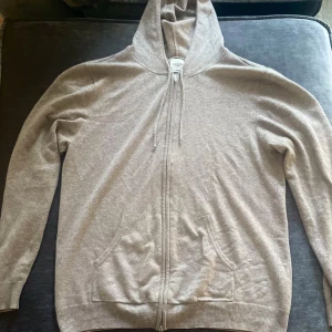 Beige Kashmir hoodie med dragkedja  - Beige kashmir hoodie från John Henric. Använd fåtal gånger. Kan gå lägre i pris. Skriv till mig för mer frågor!  