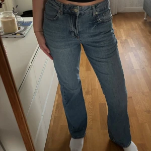 Blåa straight jeans  - Säljer ett par klassiska blå jeans. Jeansen har raka ben, normal passform och hög midja. Tillverkade i jeansmaterial med fem fickor och bälteshällor🩵skriv vid frågor🥰
