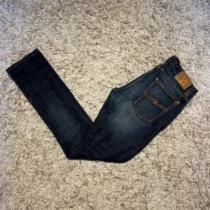 Nudie jeans slim fit herr blå 32 - Nudie jeans i storlek 32/32. Rikigt fet wash och sitter slim fit. Mycket bra skick utan defekter. Nypris runt 1599kr. Postas antigen samma dag som köp eller dagen därpå🙌💯