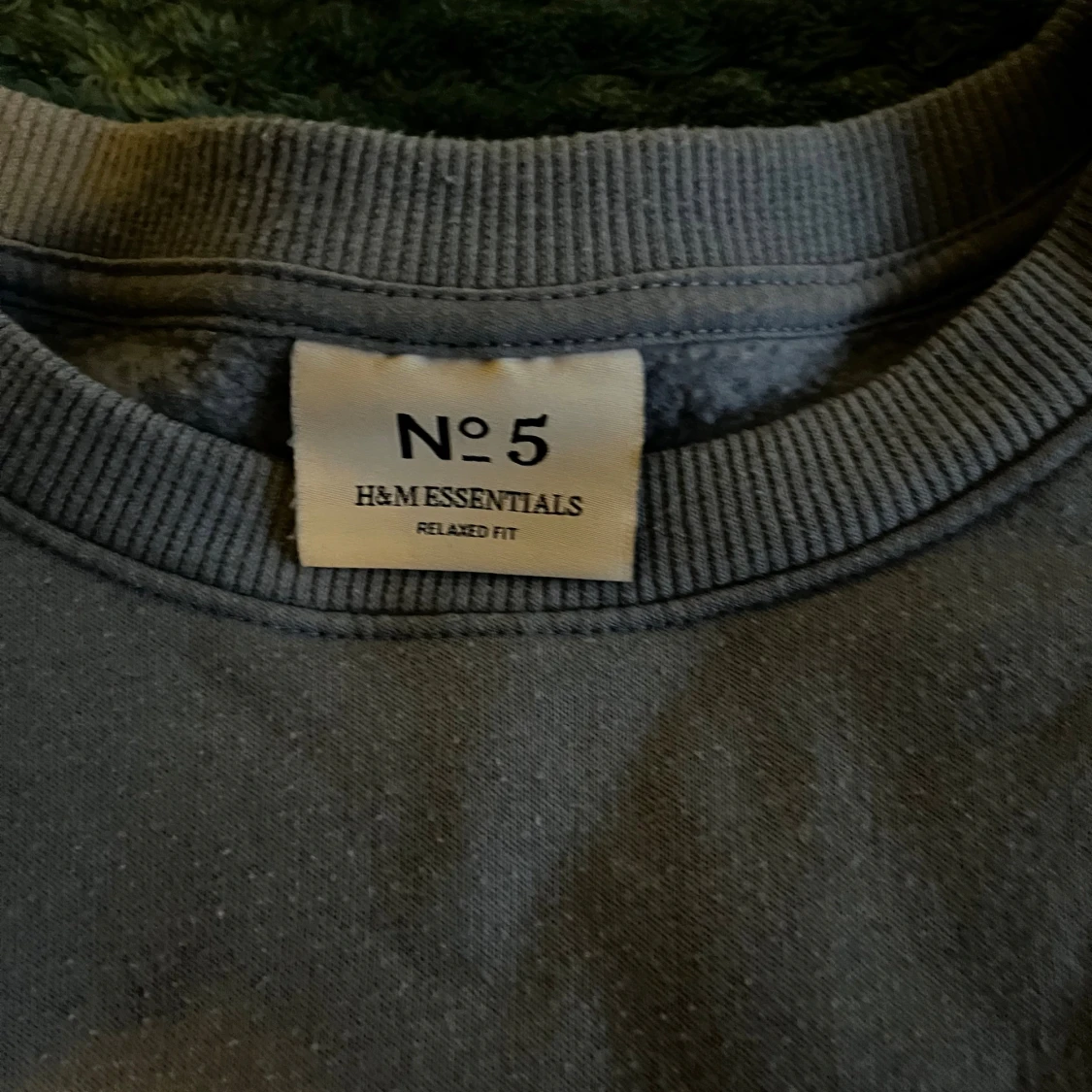 Grå sweatshirt från H&M Essentials - 1