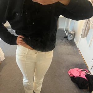 Vita jeans bershka!! - Jättefina vita jeans med linje detalj fram från bershka!! Använt fåtal gånger💓💓