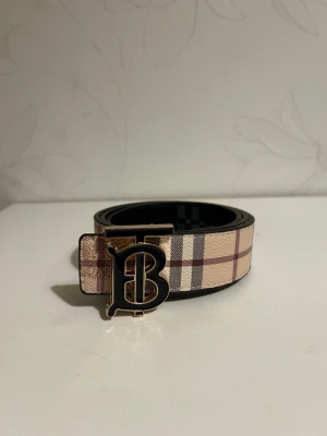 B Bälte Beige - Helt nya & högkvalitativa bälten till låga priser! Välj bland olika märken, mönster och färger. Vi fraktar din order så snabbt som möjligt och vi ser till att ditt paket är säkert packat under frakt 🚚 