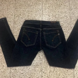 Dondup Jeans - Snygga mörkblå jeans från Diesel med klassisk femficksdesign och raka ben. Jeansen har kontrastfärgade sömmar och en metall-D detalj på bakfickan. Passformen är straight och materialet är robust denim som sitter skönt hela dagen.