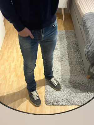Nudie Grim Tim Slim Fit Jeans - Nudie Grim Tim Slim Fit Jeans | Storlek: 30/34, passar dig runt 190 cm | Skick: 9/10, använda fåtal gånger | Bara att skriva vid funderingar✍️