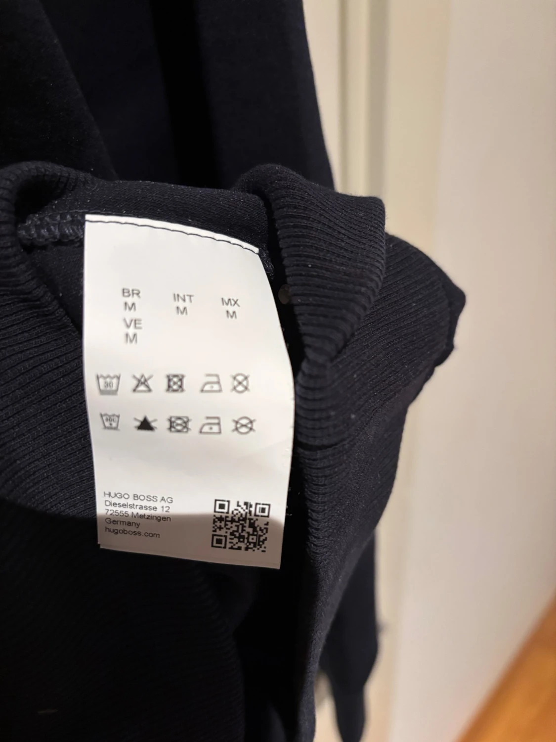 Svart sweatshirt från Hugo Boss med guldtryck - 2