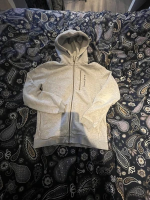 Grå sail racing zip up - Grå sail racing tröja i dåligt skick men går fortfarande att använda 