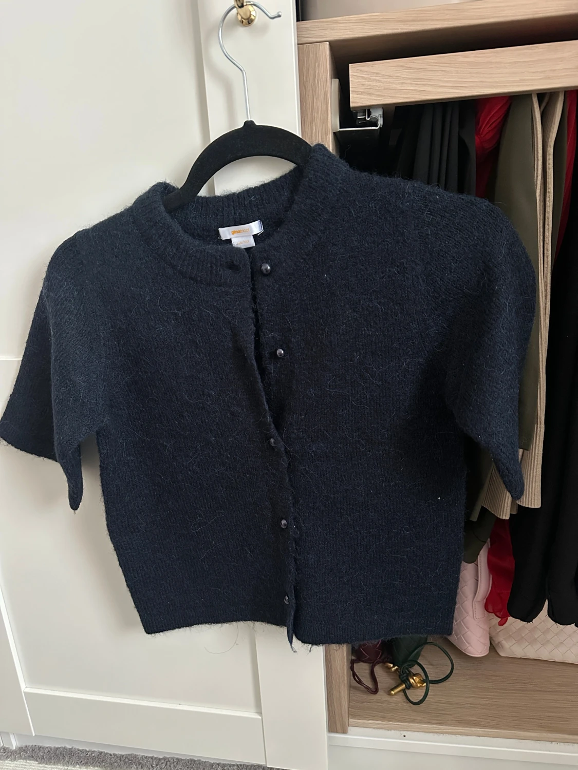 Mörkblå stickad kofta - Gina Tricot