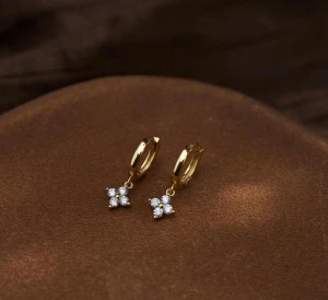 Guld örhängen hoops 18k - Jättefina eleganta örhängen med zirkon stenar, 18k gold plated ✨ aldrig använda! Skickas med en liten present påse 