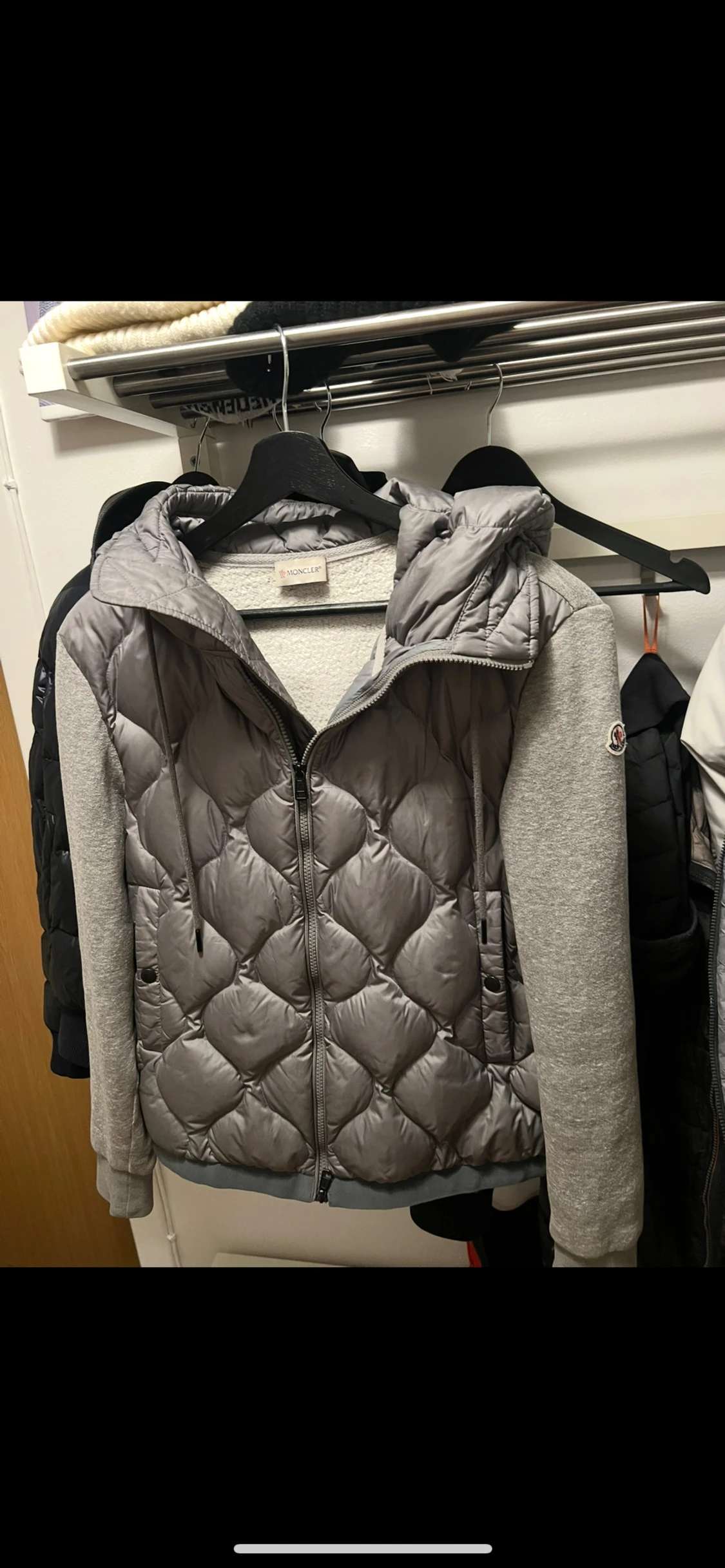 Grå quiltad pufferjacka från Moncler