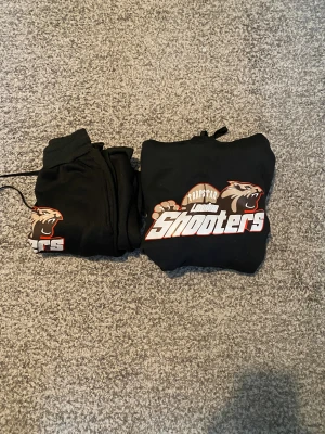 Trapstar tracksuit - En trapstar tracksuit som jag har använt få gånger så den är i väldigt bra skick. Den är varm och perfekt för de kalla vinter dagarna. Kolla in shoppen för mer snygga kläder