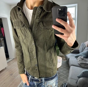 Olivgrön denim jacka  - Väldigt trendig och extremt snygg. Passa till allt! Mått: A:52cm B:42cm C:44cm D:59cm 