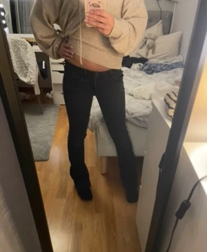 Svarta Hollister Jeans - Jättefina svarta lowwaist bootcut hollister jeans köpta i usa som inte säljs längre!! Fint skick och passar till ALLT❤️ 