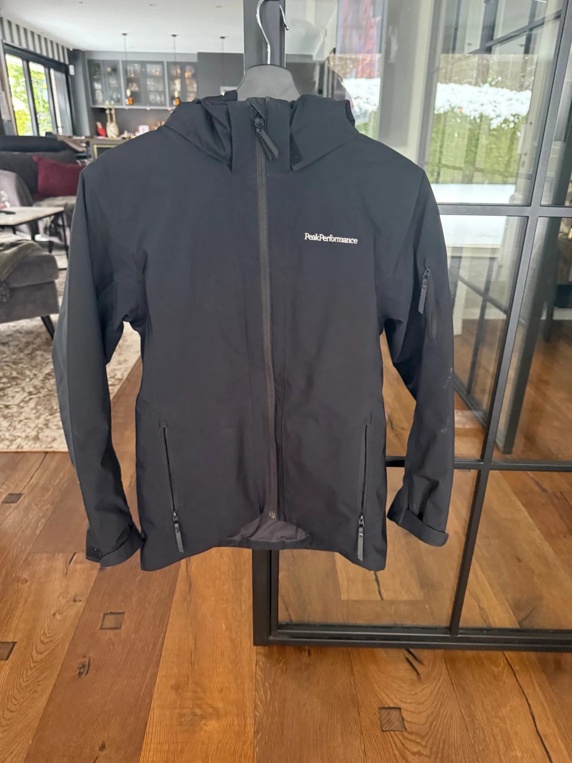 Svart vindjacka från Peak Performance