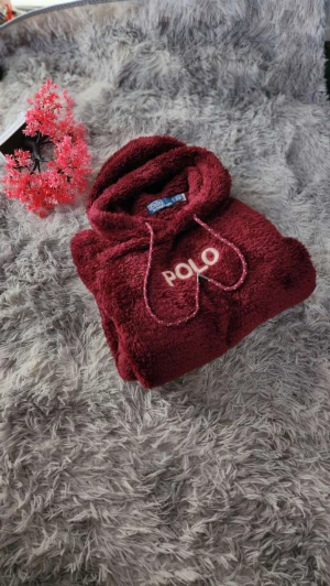 Vinröd fleece hoodie Polo Ralph Lauren - Supermjuk och fluffig vinröd hoodie från Polo Ralph Lauren med broderad POLO-text på bröstet. Tröjan har huva med snörning och är tillverkad i varm fleece, perfekt för kyliga dagar. Snygga detaljer med prickiga snören och relaxed passform.