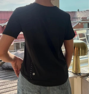 Svart t-shirt från Lululemon - Svart t-shirt från Lululemon med rund hals och korta ärmar