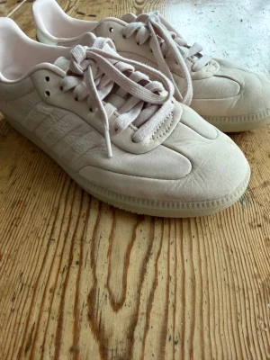 Adidas Samba i ljusrosa mocka - Säljer ett par Adidas Samba sneakers i ljusrosa mocka!💕
