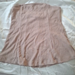 Beige tubtopp  - Supersnygg tubtopp från från bikbok. Har en slits på baksidan. Aldrig använd, prislapp kvar. 
