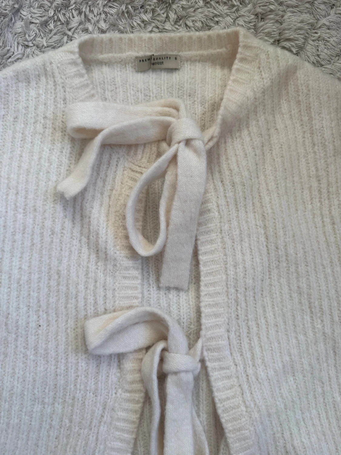Vit ribbad kofta med knyt från Gina Tricot - 2