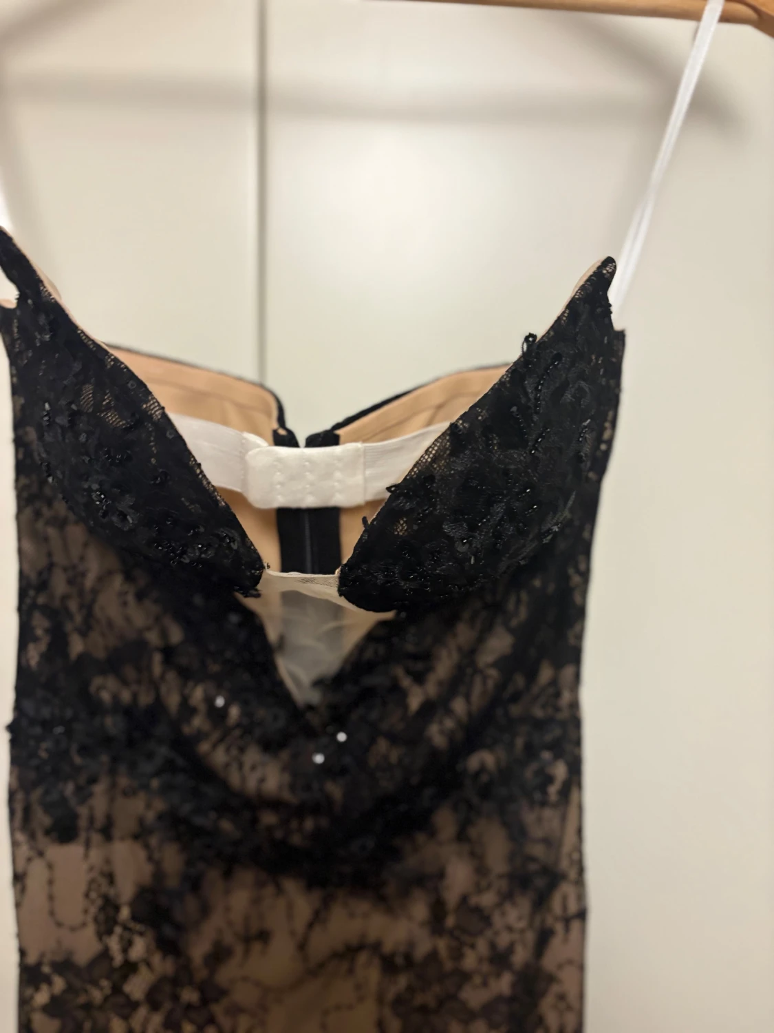 Svart spetsklänning med slits - 4