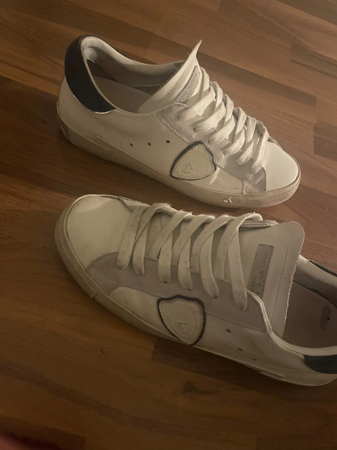 Philippe Model vita sneakers med blå detalj