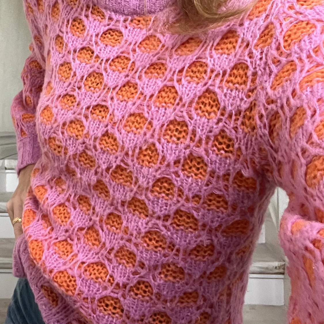 Tunn stickad tröja i klara färger - 1