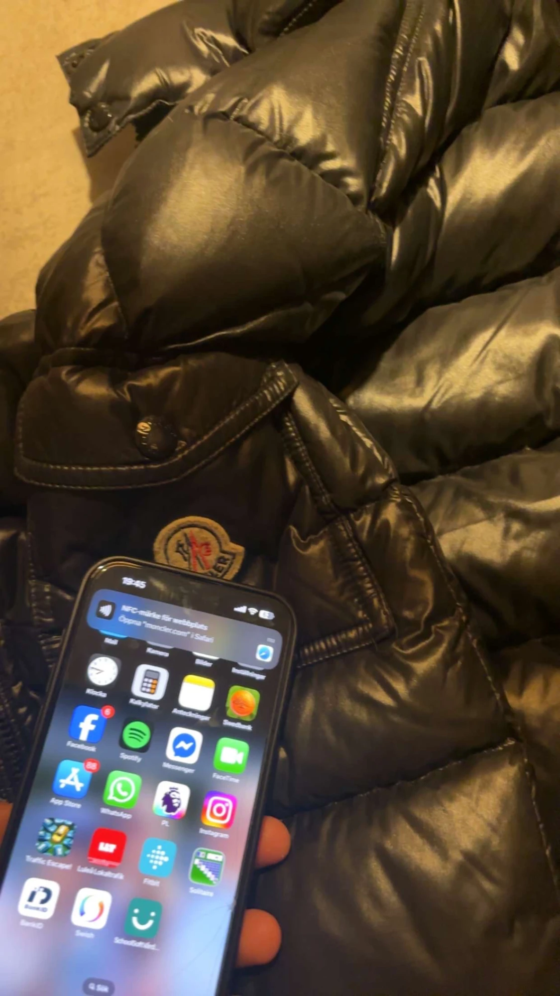 Svart Moncler pufferjacka med huva - 1