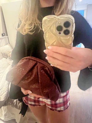 Vinröd cluch bag - Säljer en snygg vinröd cluch bag, köpt för ett tag sedan men använd 2 gånger. Har fästen på insidan där man kan sätta till ett band men har tyvärr inget band. Hör av er för frågor❤️