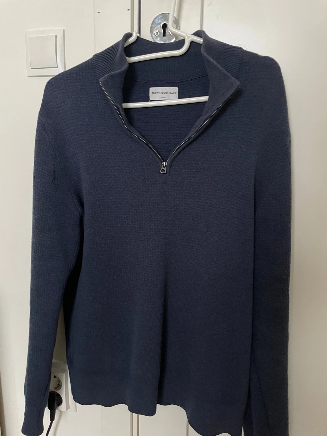 Marinblå stickad half zip från These Glory Days