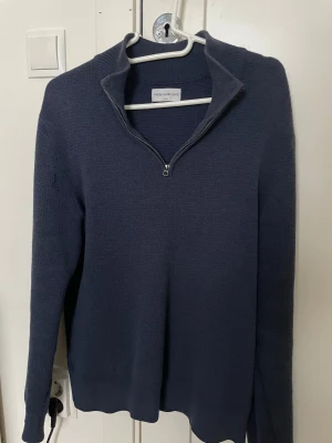 Marinblå stickad half zip från These Glory Days - Säljer en marinblå stickad tröja från These Glory Days i storlek small. Tröjan har en snygg half zip-dragkedja och ribbad krage. Långärmad och med en clean, klassisk look som funkar till jeans eller chinos. Perfekt för höst och vinter. Modellen är 188cm 69kg. Bara att skriva om du har några frågor! 😇🙌