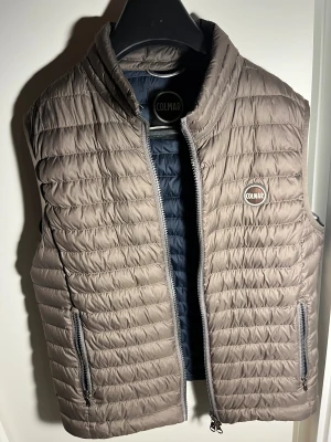 SÄLLSYNT Colmar väst - Säljer min sällsynta colmar väst i fin ljusbrun färg då jag har vuxit ur den. Väldigt eftertraktad och trendig. Köpte den för 2700kr men behöver bli av med den asap så priset är schysst och kan diskuteras⭐️   Den har ett litet skavank på axeln som ligger på ca 1cm men detta syns ej när man tittar på den👍👍👍😃😃😃